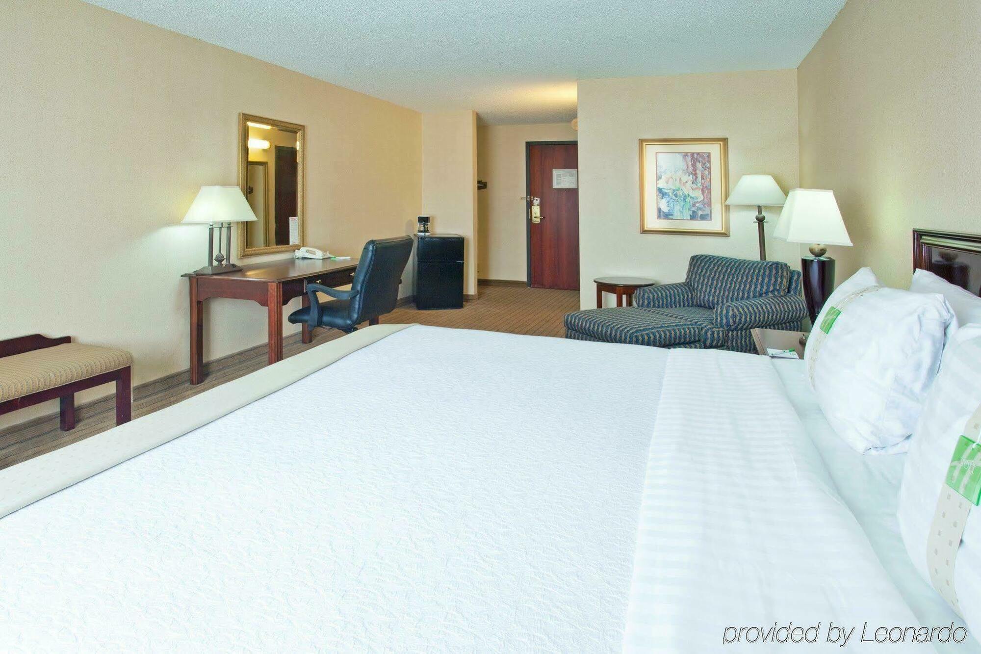 Holiday Inn & Suites Chicago-Carol Stream Wheaton By Ihg Номер фото